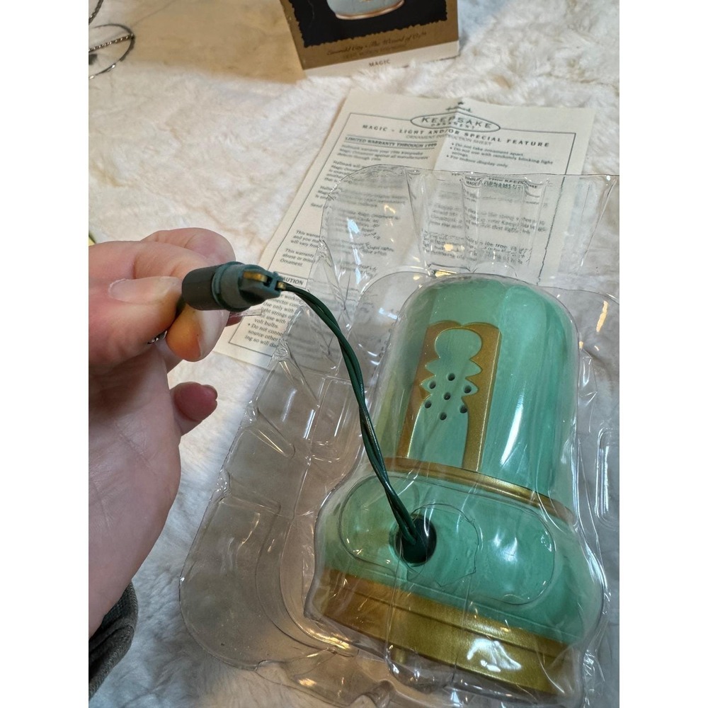 Hallmark Keepsake 1996 Wizard of Oz Emerald City Magic Ornament Light Music - Picture 6 of 10